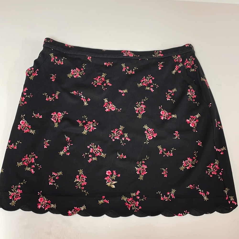 Skies Are Blue Curvy Berenice Floral Scallop Hem Skirt - Black Floral, 2X